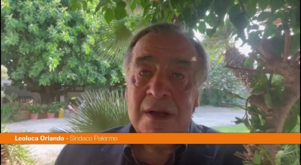 Appello di Leoluca Orlando “buon Ferragosto e vi invito a vaccinarvi”