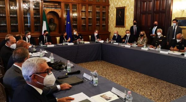 Lamorgese “Più impegno contro mafie, su migranti sì a incontro Salvini”