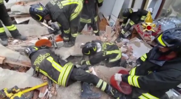 Crolla palazzina a Torino, morto un bambino