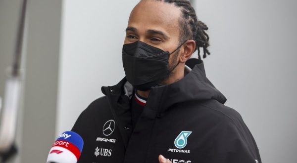 Hamilton fa 100 vittorie in Russia, dietro Verstappen e Sainz