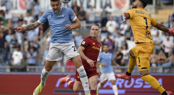 Lazio-Roma 3-2, Sarri batte Mourinho nel derby romano