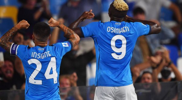 Napoli-Cagliari 2-0, partenopei in testa a punteggio pieno