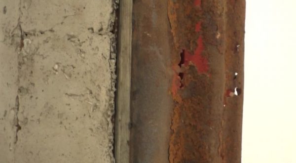 A Milano la mostra “Ulteriori gradi di libertà”. I materiali poveri diventano opere d’arte