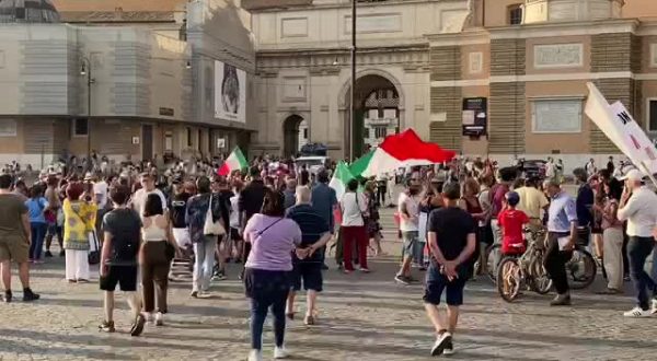 No Vax, manifestazione in piazza a Roma