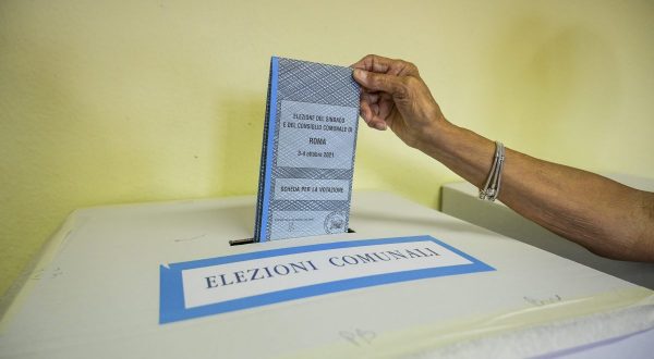 Prime proiezioni, Sala verso la vittoria a Milano, ballottaggio a Roma