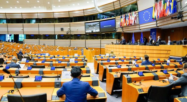 Parlamento Ue “Rafforzare la lotta alle pratiche fiscali dannose”