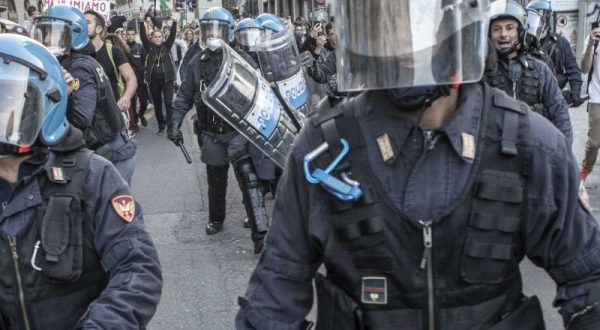 Scontri al corteo no Green Pass a Roma, attaccata sede Cgil