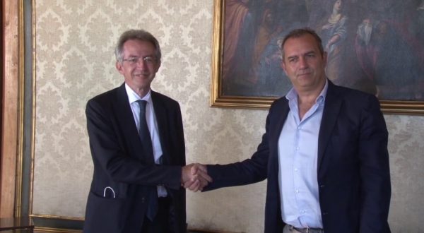 A Napoli passaggio di consegne, Manfredi subentra a De Magistris