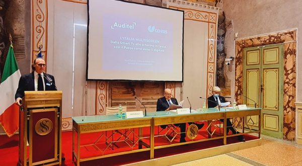 Auditel-Censis, 5 schermi in ogni famiglia, Internet cambia la Tv