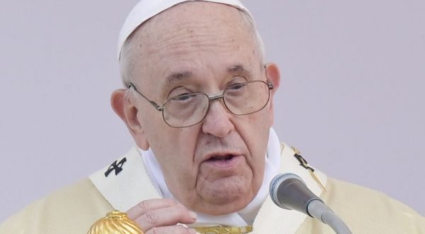 Violenza contro donne, Papa “Degrado per l’umanità, serve protezione”