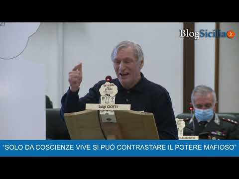 Don Luigi Ciotti all’aula bunker di Palermo
