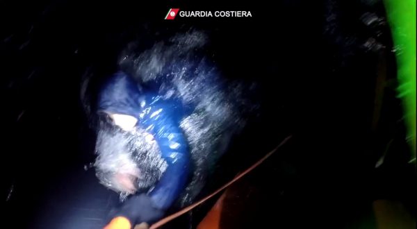 Soccorsi 296 migranti al largo di Lampedusa, alcuni erano in acqua