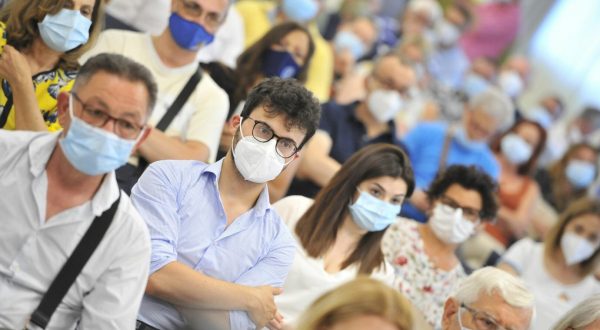 Covid, in Sicilia da domani più controlli e mascherine all’aperto