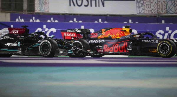 Hamilton vince in Arabia Saudita e raggiunge Verstappen