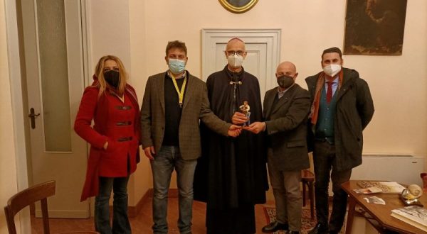 Una statuina in cartapesta donata alle diocesi di Catania e Acireale