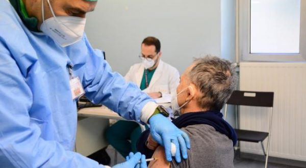 Vaccino, nell’ultima settimana oltre 4,5 milioni di somministrazioni
