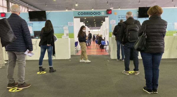 Vaccino, stop alla fascia serale in Hub Fiera a Palermo