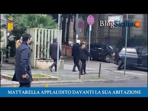 Mattarella applaudito davanti la sua abitazione
