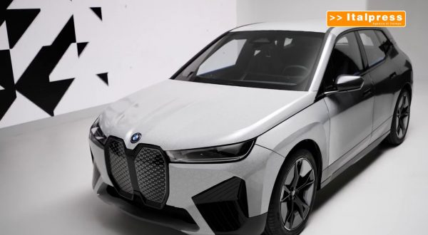 BMW iX Flow, la carrozzeria cambia colore come per magia