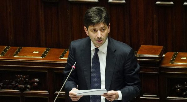 Covid, Speranza “Si apre una fase nuova, ma serve ancora cautela”