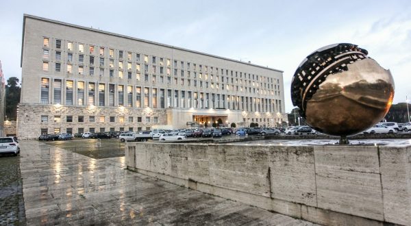 Ucraina, la Farnesina invita gli italiani a lasciare il Paese