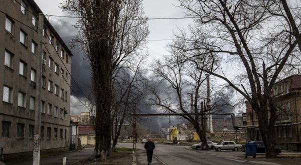 Russi si allontanano da Kiev, arrivano von der Leyen e Borrell