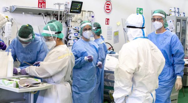 Covid, 61.555 nuovi casi e 133 decessi in 24 ore