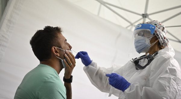 Covid, Iss “aumento reinfezioni al 4.4%”