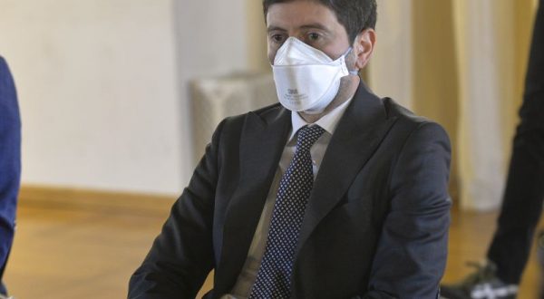 Speranza firma ordinanza, fino al 15/6 mascherine per trasporti e cinema