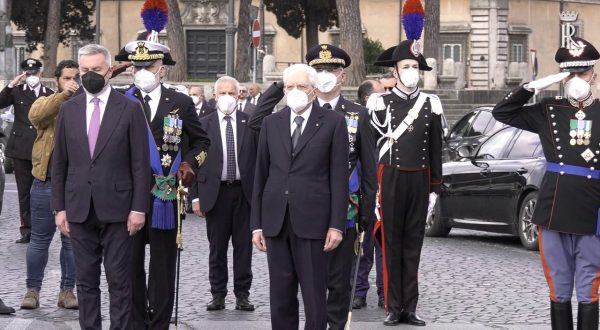 Mattarella depone una corona d’alloro sulla Tomba del Milite Ignoto