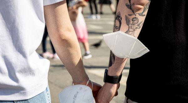 Covid: 42.249 i nuovi positivi, 115 le vittime, in calo ricoveri