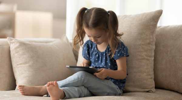 Screen-Time, è emergenza l’abuso del cellulare da parte dei bambini