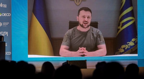 Ucraina, Zelensky “Servono armi moderne, grazie Italia per il sostegno”