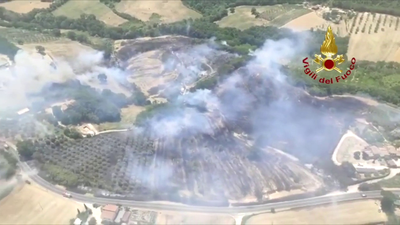 Vasto incendio nel ternano