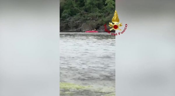 Si ribalta con la canoa sul Ticino, salvato dai vigili del fuoco