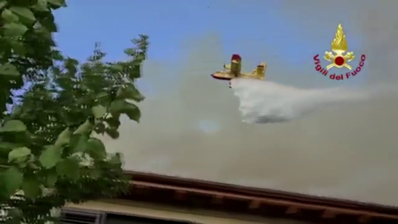 Arrivano rinforzi dall’Emilia-Romagna per l’incendio boschivo a Lucca