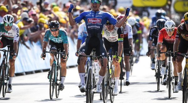 Philipsen vince la 15^ tappa del Tour davanti a Van Aert