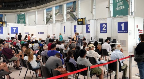 Covid, 120.683 nuovi positivi, 176 le vittime nelle ultime 24 ore