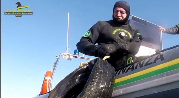 Rimini, scoperta discarica sottomarina lungo scogliere frangiflutti