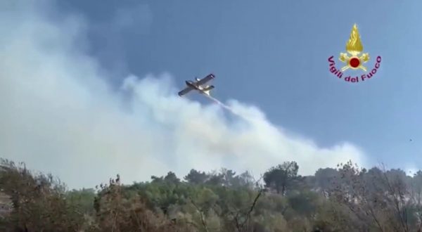 Grande incendio boschivo in provincia di Lucca