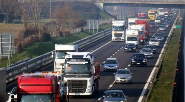A luglio immatricolazioni auto in lieve calo