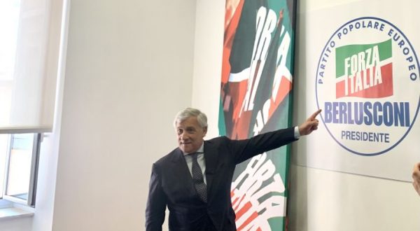 Elezioni, nel simbolo Forza Italia riferimento a Ppe e nome Berlusconi