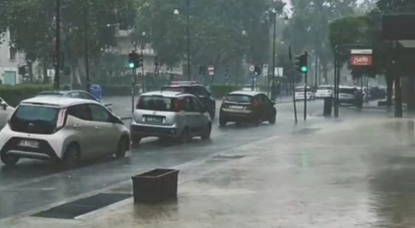 Maltempo, nubifragio a Palermo con disagi e strade allagate