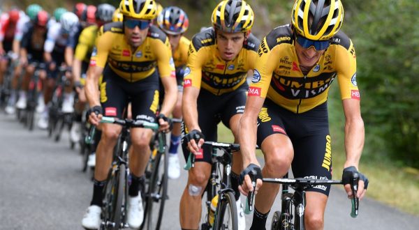 Jumbo-Visma domina crono a squadre, Gesink prima maglia rossa