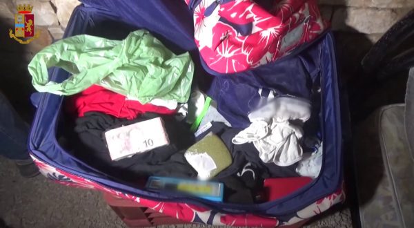 Laboratorio in Puglia con 900 chili di marijuana, due arresti