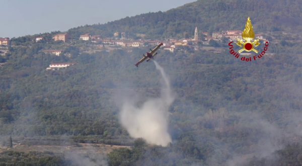 In fiamme bosco vicino Trieste, droni in volo per mappare le aree