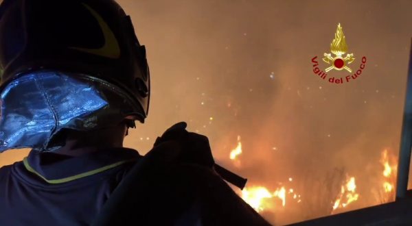 Incendi a Palermo, dall’alba 3 canadair in volo sul Monte Grifone