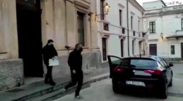 Truffa e riciclaggio, vasta operazione a Catanzaro