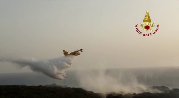 Incendio Pantelleria, prosegue intervento con due Canadair