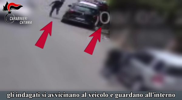 Rubano un’auto in meno di 20 secondi, presi padre e figlio a Catania